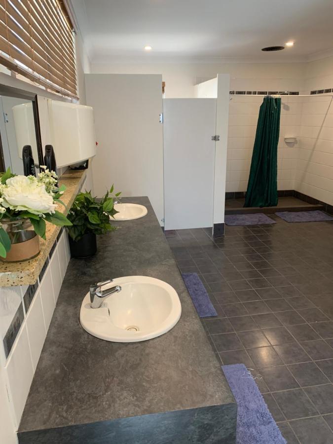 Donnybrook Hotel Wa Екстер'єр фото