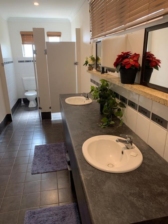Donnybrook Hotel Wa Екстер'єр фото