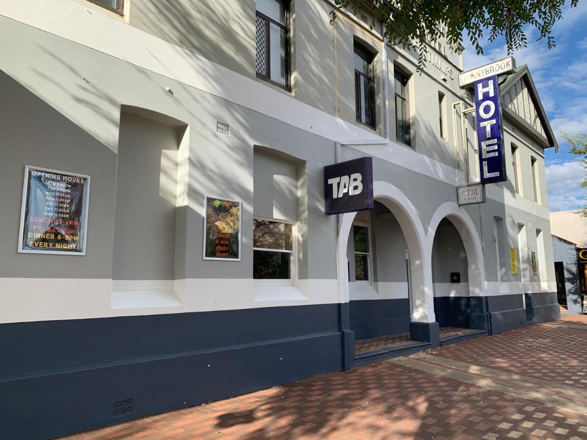 Donnybrook Hotel Wa Екстер'єр фото